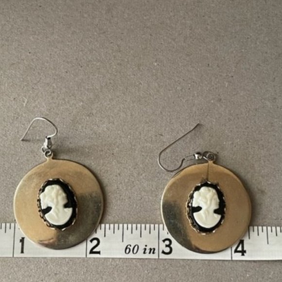 Carved Cameos Set on Black Stone Scalloped Framed on Gold Medallion Hook Earring - Picture 5 of 7